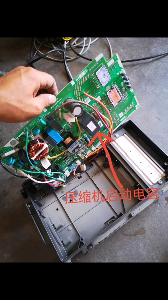 空调压缩机启动电容怎么更换,空调压缩机启动电容怎么更换视频