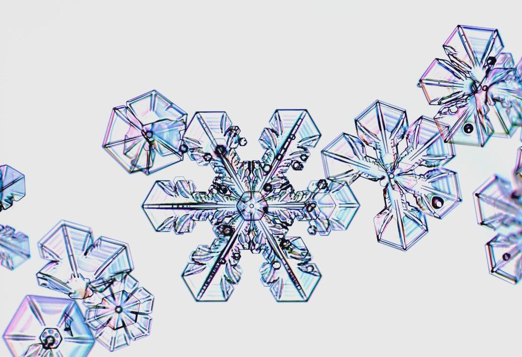 为什么雪花是六角形,为什么雪花是六角形的象征什么生肖