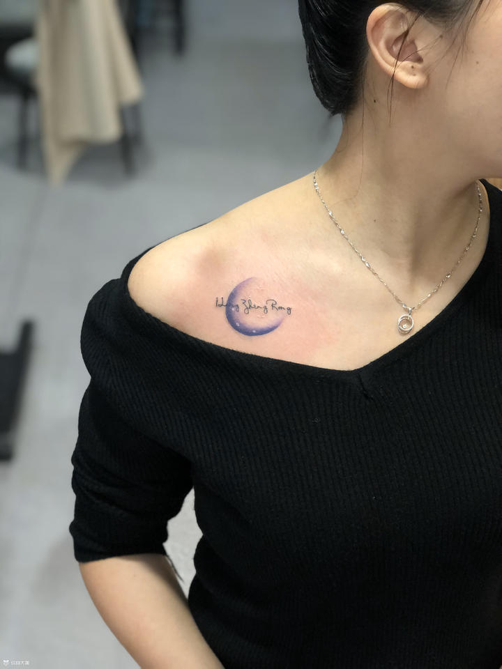 女人锁骨纹身纹什么图案好看,女性锁骨纹身做什么图案比较好看?