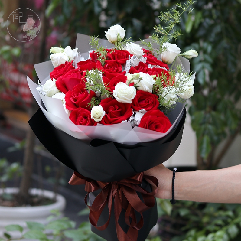 玫瑰花送11朵或者19朵好,玫瑰送11朵还是19朵多少钱