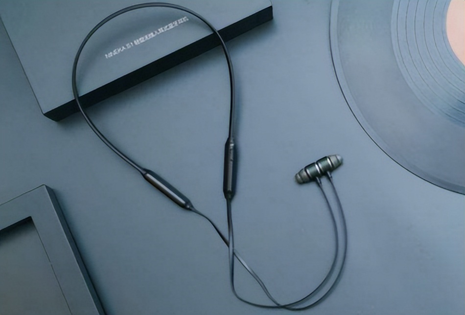 耳机一直有滋滋滋的声音是怎么回事,耳机一直有滋滋的声音怎么办