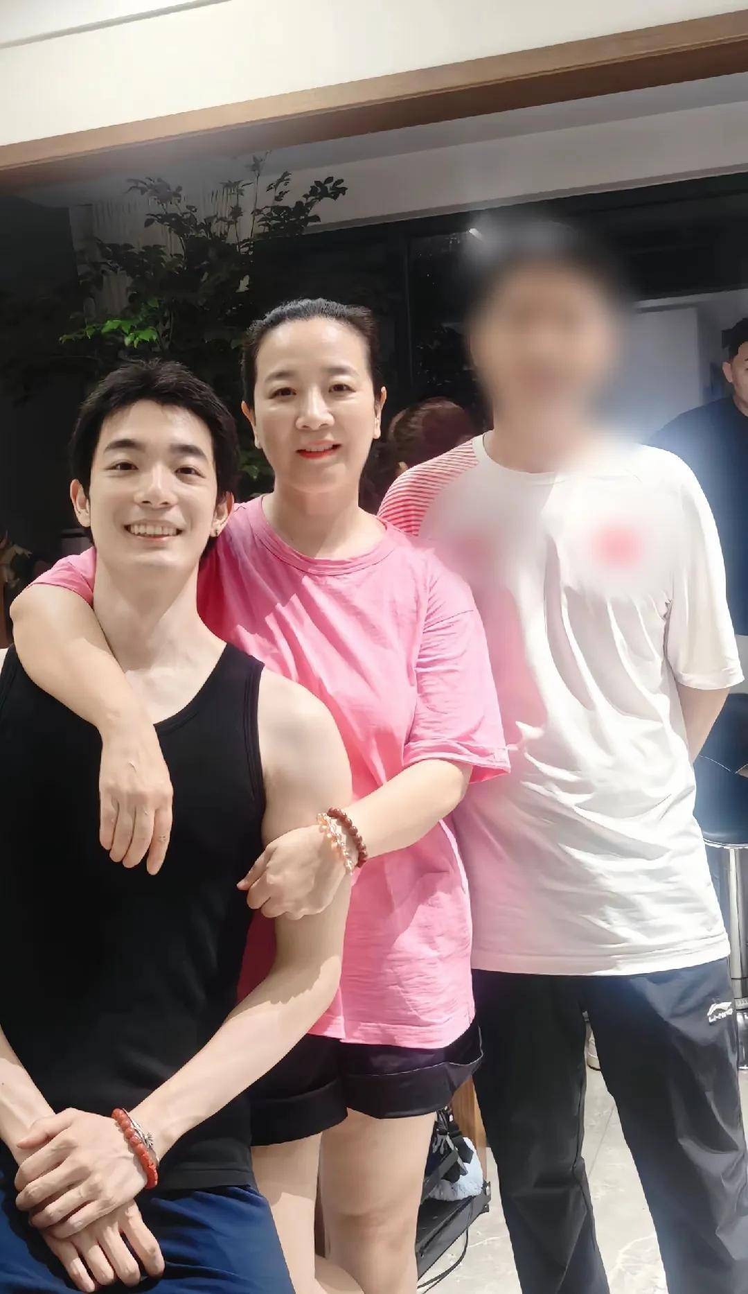 张嘉译几个孩子,张嘉译全家福