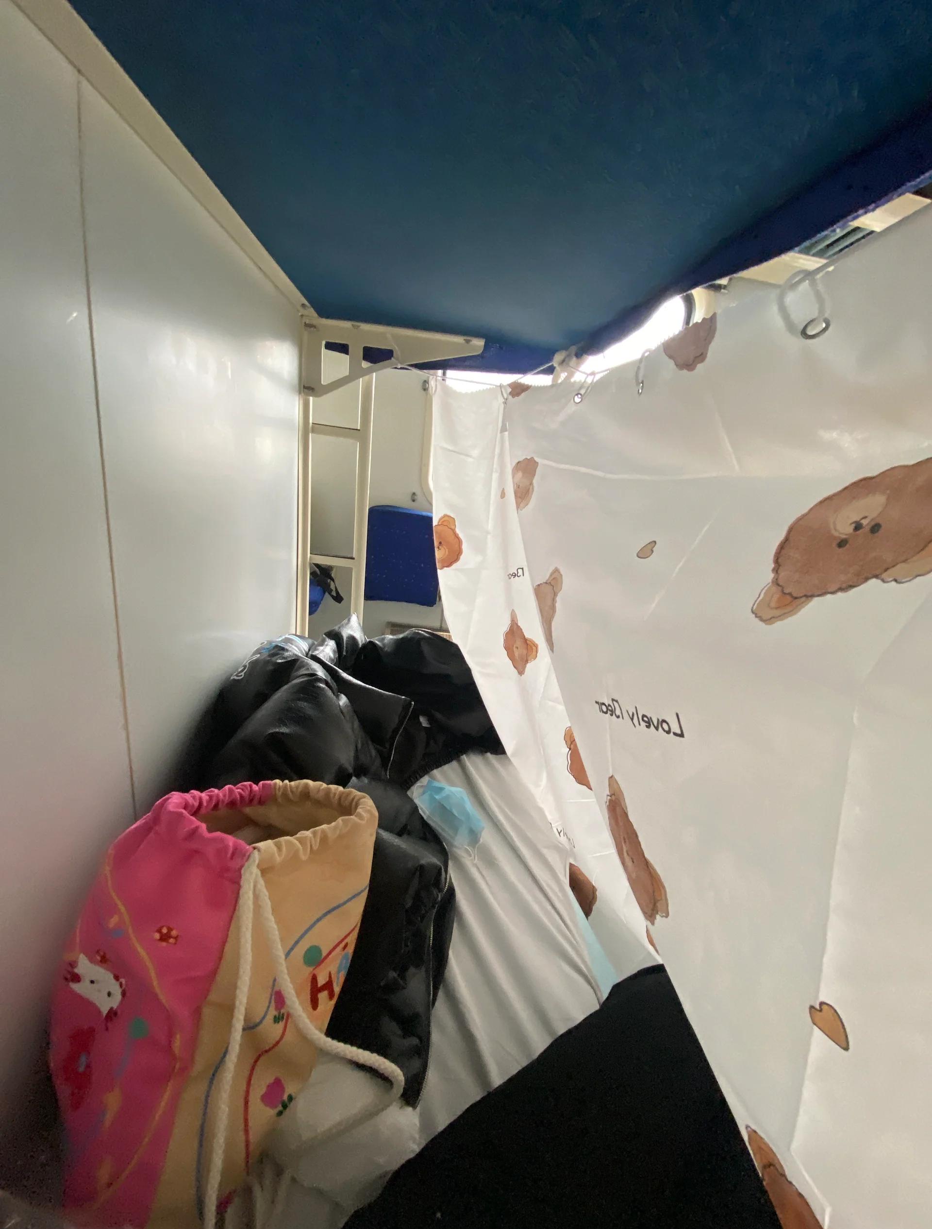 火车硬卧行李放哪,火车硬卧行李箱放在哪