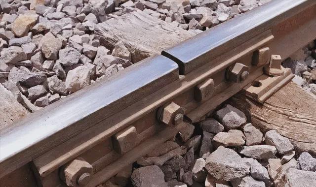 铁轨下面为什么铺石子,铁轨下面为什么铺石子不好